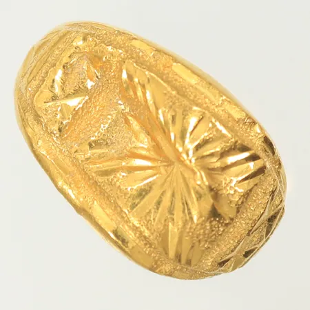 Ring defekt, stl 17¾, bredd 5-14mm, 23K, 7,6g Vikt: 7,6 g