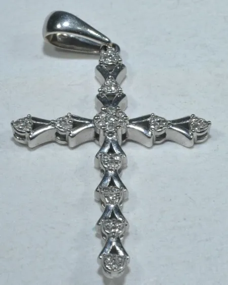 kors med diamanter 0,01ct x37, längd 3,5 x 2 cm, 18k Vikt: 2,3 g