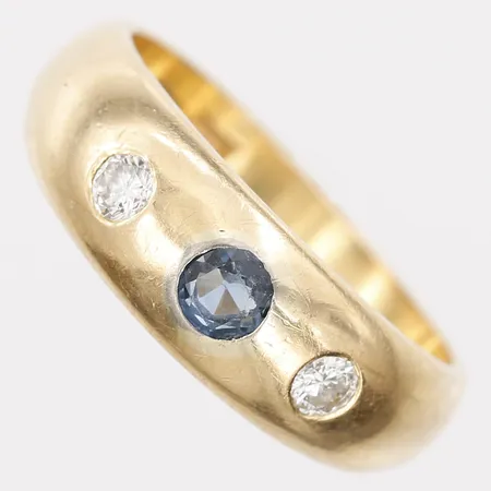 Ring med blå syntetisk safir samt briljantslipade diamanter 2 x ca 0,10ct, stl: 19, 18K guld Vikt: 9,7 g
