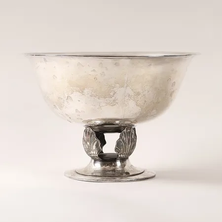 Skål på fot, Ø 25cm, höjd: 17,5cm, Guldsmedsaktiebolaget i Stockholm, Stockholm 1933, 830/1000 silver Vikt: 652,6 g
