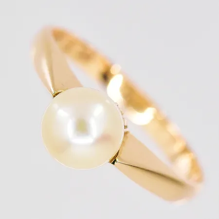 Ring med odlad pärla Ø6,7mm stl 18½, gravyr, 18K Vikt: 3,4 g