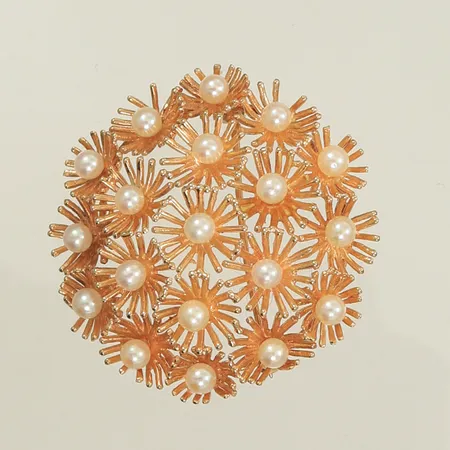 Brosch med 19 pärlor Ø 38mm, höjd 13mm, 14K, 11,4g bruttovikt 