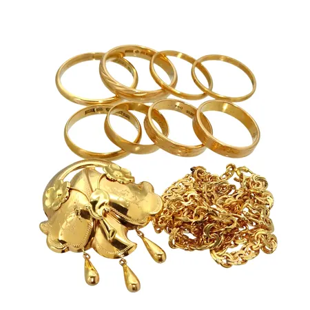 Diverse smycken, 18K guld, slitage och gravyrer Vikt: 57,3 g