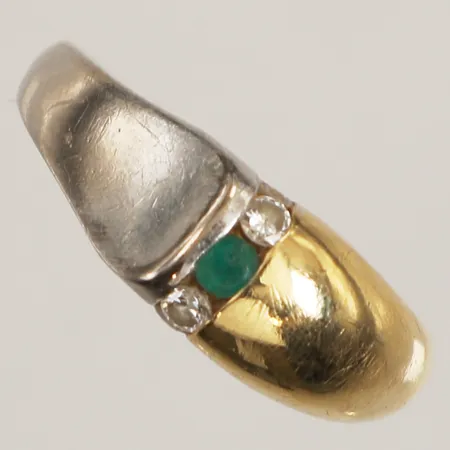Ring med smaragd samt diamanter 4 x ca 0,05ct, stl 18, bredd 7,7mm, tvåfärgad, 18K Vikt: 8,6 g