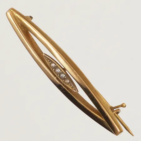 Brosch med pärlor, längd 39mm, bredd 7,5mm, 18K Vikt: 2,2 g