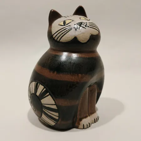 Figurin katt Mia, Lisa Larsson, mörkt brun/brun, höjd 19cm, signerad MJ, glaserat stengods Skickas med postpaket.