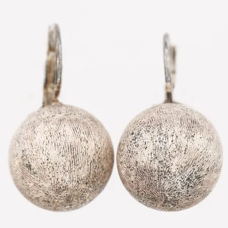 Ett par örhängen, klot med borstad yta, ca 25x14mm, slitage, 925/1000 silver. Vikt: 6,1 g