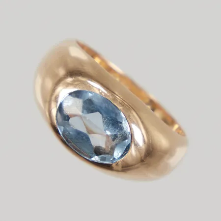 Ring med blå sten stl 17¼, bredd 3,3-10,4mm, nagg, 18K, Vikt: 5,1 g