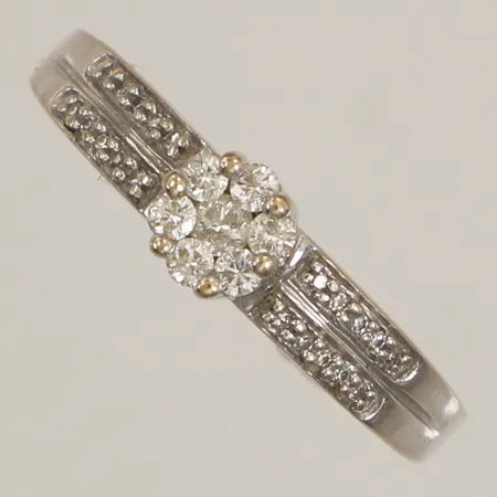 Ring med diamanter 7x ca 0,02-0,03ct 20x ca 0,005ct, stl 19, bredd 2-5,5mm, vitguld, behov av omrodiering, något skev, GHA, 18K  Vikt: 3,6 g