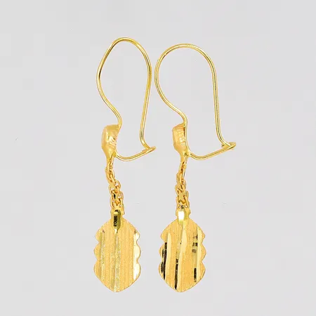 Ett par örhängen med krok, längd 34mm, 21K Vikt: 1 g