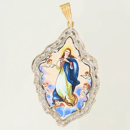 Hänge med målad porslinsdetalj och vita stenar, längd 56mm inkl ögla, bredd 31mm, visst färgbortfall, 14K, 7,8g bruttovikt 