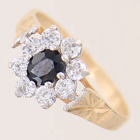 Ring med blå samt vita stenar, stl 17¼, bredd 1,8-10,8mm, 9K Vikt: 2,1 g