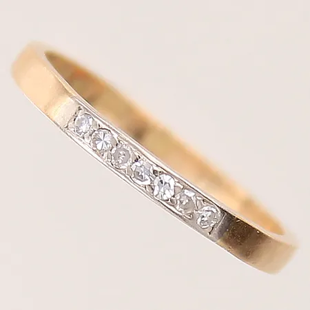 Ring med 8/8-slipade diamanter 7 x ca 0,005ct, stl 17, bredd 2mm, gravyr, 18K Vikt: 1,7 g