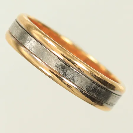 Ring tvåfärgad stl 18½, bredd 5mm, gravyr, 18K, 5,7g Vikt: 5,7 g