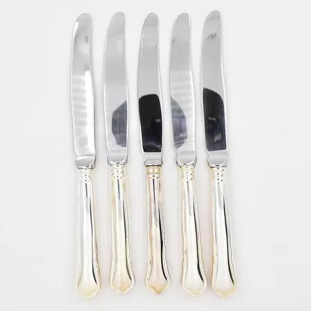Fem knivar modell Chippendale, ca 20,5cm, blad i rostfritt stål, fyllda skaft, 830/1000 Silver, bruttovikt 372,6 gram Vikt: 372,6 g