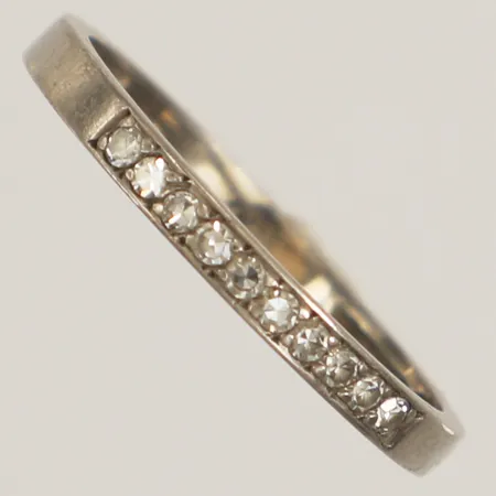Ring med diamanter, 10xca0,01ct 8/8-slipade, stl 17¾, bredd 2mm, vitguld, 18K Vikt: 2,2 g