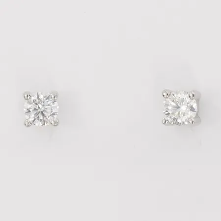 Ett par örhängen med vita stenar, Ø 4mm, 925/1000 silver Vikt: 0,7 g