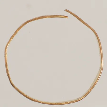 Ring med mönsterdekor, stl ca 20, defekt, 21K  Vikt: 2,4 g