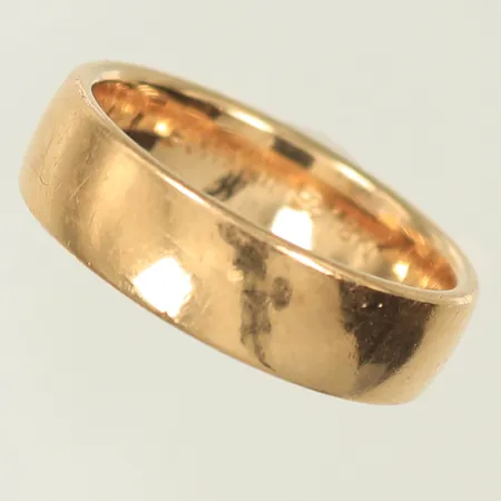 Slät ring stl 15¼, bredd 5mm, gravyr, 18K, 5,1g Vikt: 5,1 g