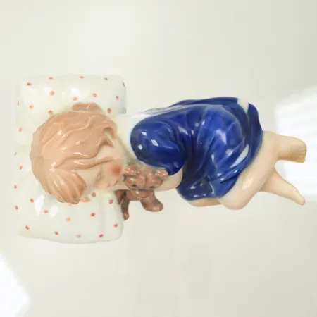 Figurin "Else, Flicka sover med nalle", Royal Copenhagen, längd ca 15cm, höjd ca 5cm, nr 675. 