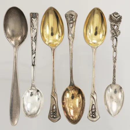 Sex kaffeskedar, längd 10-11cm, olika modeller, förgyllda, 830/1000 silver  Vikt: 67,1 g