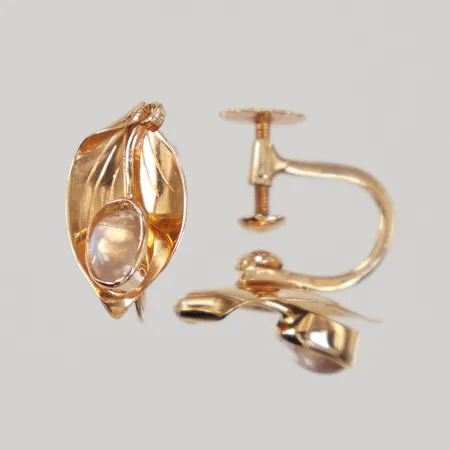 Ett par örhängen blad med vita stenar, 15mm, skruvlås, ena sten med nagg, Fryklund & Pålsson Guldateljen år 1960, 18K Vikt: 2,5 g