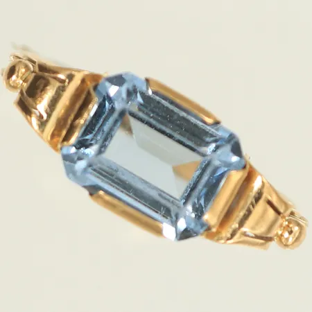 Ring med blå sten stl 15¼, bredd 2-6mm, gravyr, 18K, 1,7g bruttovikt