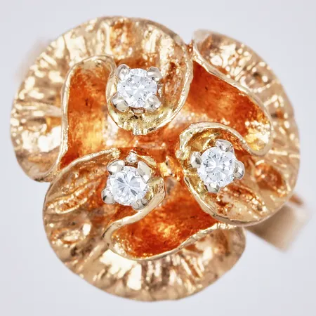 Ring med diamanter ca 3x0,03ct stl: ca 15¼ bredd: ca 4-15mm Theresia Hvorslev för MEMA, Lidköping, 18K  Vikt: 4,3 g