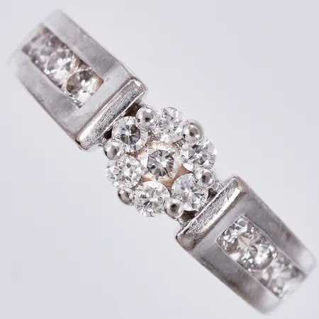 Ring med 15 diamanter tot ca 0,50ct enligt gravyr stl: ca 15½ bredd: ca 3-5mm GHA vitguld 18K  Vikt: 4,9 g