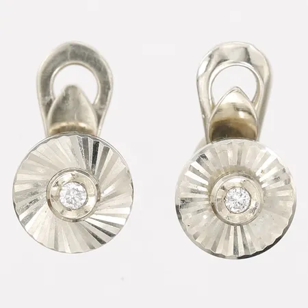 Frackknappar med briljantslipade diamanter, 2 x ca 0,03ct, Ø 9mm, etui från Meister, 18K vitguld Vikt: 4,2 g