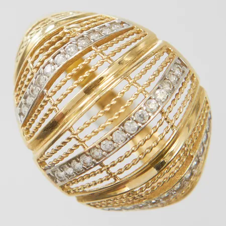 Ring med genombruten dekor samt vita stenar, stl19½, bredd 2,5-18mm, 14K Vikt: 3,6 g