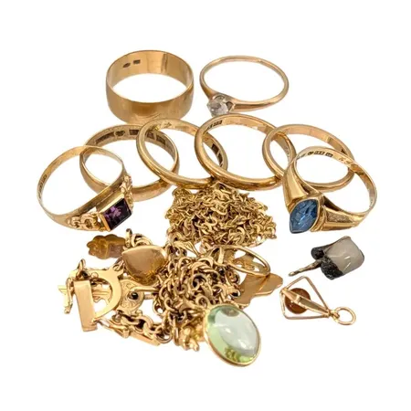 Parti guldsmycken, ring 14K med vit sten, 2,2g, övriga smycken 18K, 41,3g, tandguld cirka 18K, orensad, 1,9g