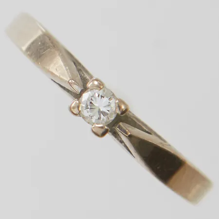 Ring med diamant 1 x ca 0,06ct, bredd 1,5-3mm, vitguld, behov av omrodering, 18K Vikt: 2,1 g