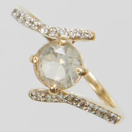 Ring med vit sten samt briljantslipade diamanter 18xca0,01ct, stl16, bredd 1-11mm, 14K. Vikt: 2,3 g