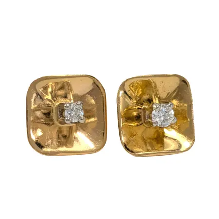 Diamantörhängen, 18K guld, Diamanter 0,02 + 0,04ct, örhängenas storlek ca 7,5 x 7,5 mm, ploppar saknas Vikt: 1,4 g