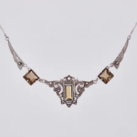 Collier med rökkvarts och markasiter längd: ca 43,5cm bredd: ca 1,5-21mm 830/1000 silver Vikt: 6 g