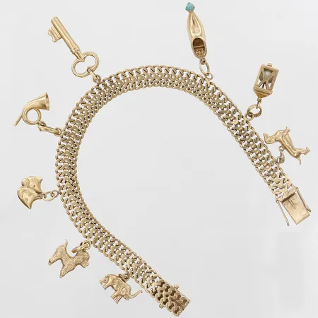 Armband med 8 berlocker, längd 19cm, bredd 7mm, 18K guld Vikt: 2,9 g