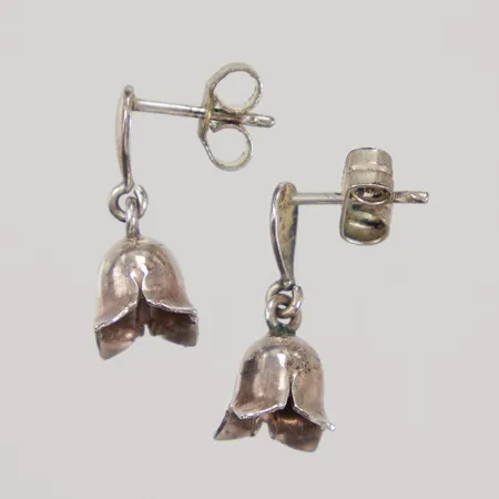 Ett par örhängen blåklocka längd 18,2mm, bredd 9,3mm, omaka stopp, ena stopp fäster ej, silver,  Vikt: 1,6 g