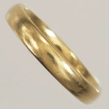 Ring slät, stl 21¾, bredd 4,1mm, gravyr, 18K  Vikt: 6,8 g