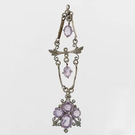 Hänge med ametister samt orientaliska halvpärlor, en pärla saknas, silver 830/1000 Vikt: 5,9 g