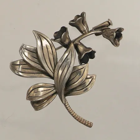 Brosch med organisk dekor, längd 48mm, bredd 46mm, silver 830/1000 Vikt: 8 g