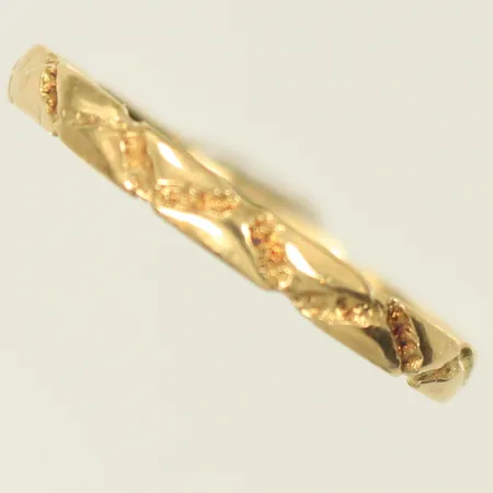 Ring med mönster stl 15, bredd 2,5mm, 14K, 0,9g Vikt: 0,9 g