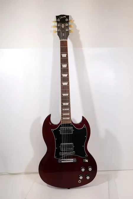 Elgitarr Gibson SG standard 2012. Heritage cherry. Serienummer 118421437 med hårt original case. Skickas med Bussgods eller PostNord