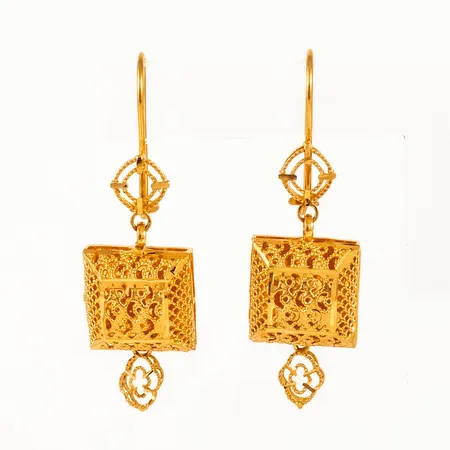 Hängande örhängen i 21K guld med genombruten dekor. De är 5,5 - 14 mm breda, 45 mm långa och väger 5,7g. 