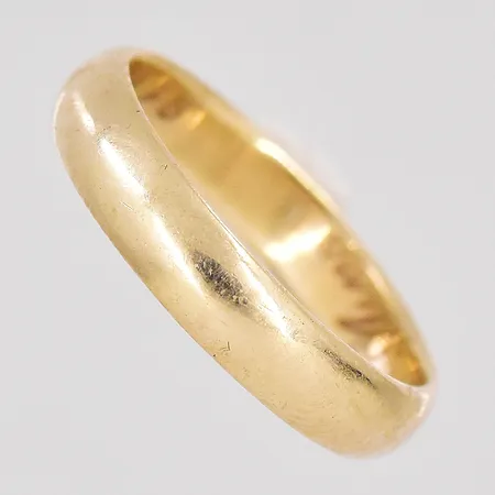 Ring stl 18¾, bredd 4,5mm, gravyr, 14K Vikt: 4,1 g