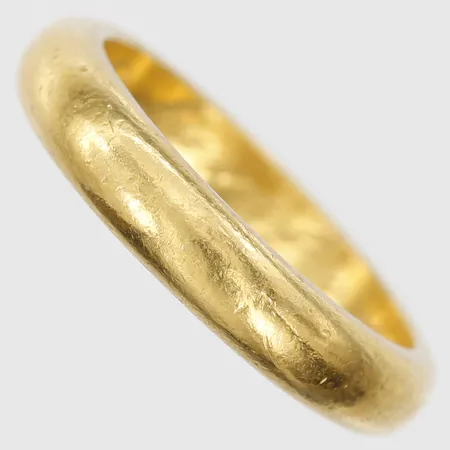 Ring slät med gravyr, stl: 17½, bredd: 3 mm, 23K guld Vikt: 8,5 g