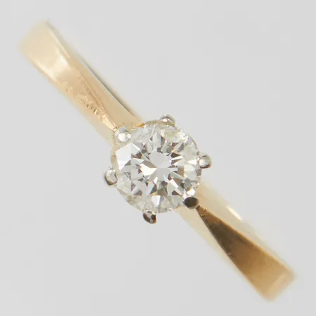 Ring med briljantslipad diamant 1 x ca 0,30ct, W(H)/VS, stl16, bredd 2-4,5mm, svenska stämplar, fattning i vitguld, 18K Vikt: 2,4 g