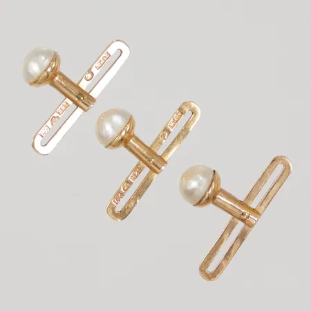 Tre skjortknappar med imitationspärlor, Ø6,1mm, 18K,  Vikt: 3,5 g
