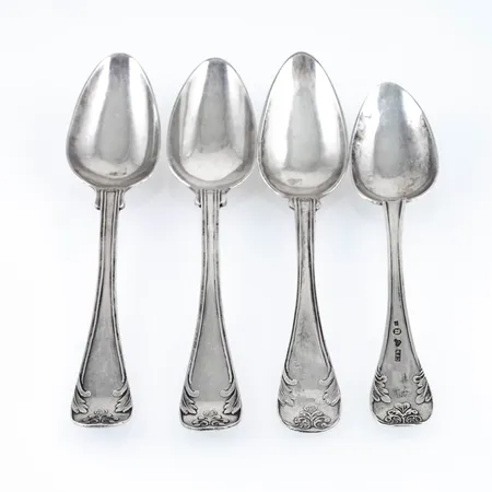 4 antika kaffeskedar i silver av modell Gammal Fransk. 2 st i längd 135 mm, stämplade O9 (1892), JH (Johan Hanson, Umeå), 1 st i längd 135 mm stämplad Q9 (1894), JH (Johan Hanson, Umeå), 1 st i längd 126 mm stämplad T5 (1873), CFN (Carl Fredrik Nyman, Umeå). Total vikt: 57,1g. Samtliga med gravyr. 