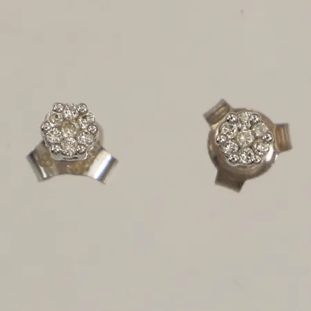 Ett par örhängen med diamanter, 14xca0,01ct, Ø3,7mm, vitguld, 18K  Vikt: 1,2 g